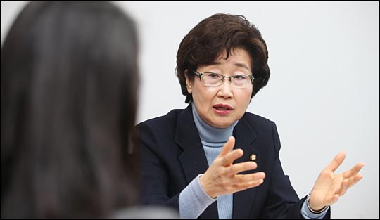 4·13 총선에서 서울 마포을에 출사표를 낸 황인자 새누리당 의원이 15일 국회 의원회관 집무실에서 비전을 설명하고 있다. ⓒ데일리안 홍효식 기자