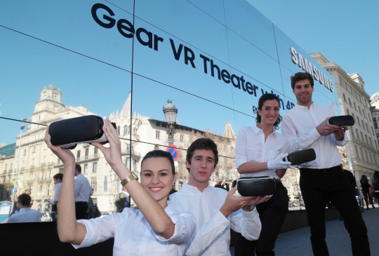 20일(현지시간) 삼성전자 모델들이 21일부터 28일까지 스페인 바르셀로나 까딸루냐광장에서 운영되는 ‘기어 VR 스튜디오’를 홍보하고 있다.ⓒ삼성전자
