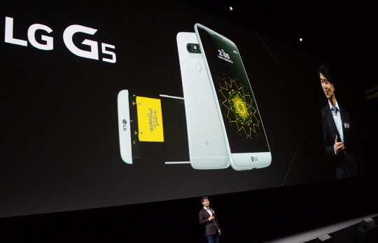 조준호 LG전자 MC사업본부장(사장)이 스페인 바르셀로나 ‘산 호르디 클럽’에서 개최된 'LG G5 데이'에서 새로운 전략스마트폰 'G5'에 대해 설명하고 있다.ⓒLG전자