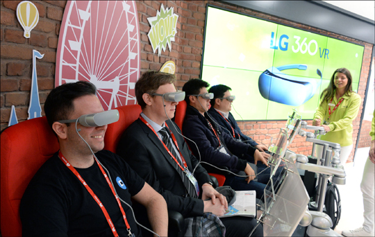 관람객들이 ‘LG 360 VR’를 체험하고 있다. ⓒLG전자