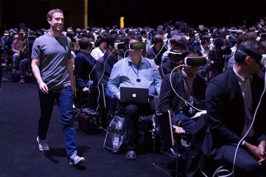 삼성전자 모바일 언팩 행사에서 취재진들이 '기어VR'을 쓰고 발표를 듣고 있는 가운데, 저커버그 CEO가 걸어가고 있다. 마크 저커버그 페이스북 사진 캡쳐 