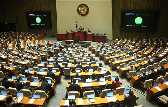 2일 저녁 국회에서 열린 본회의에서 북한인권법안이 재석 236인 중 찬성 212인, 반대 0인, 기권 24인으로 가결 처리되고 있다. ⓒ데일리안 홍효식 기자