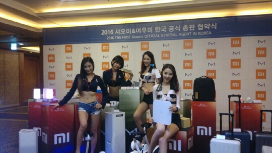 샤오미 모델들이 16일 서울 중구 소공동 롯데호텔에서 개최된 공식 총판 계약 간담회에서 제품들을 선보이고 있다.ⓒ데일리안 이호연 기자 