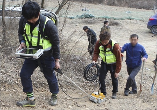 25일 오전 충북 진천군 백곡면의 한 야산에서 경찰이 ‘지하투과레이더’ 탐사 장비를 이용해 암매장 당한 안 양(4)의 시신을 수색하는 모습 ⓒ연합뉴스
