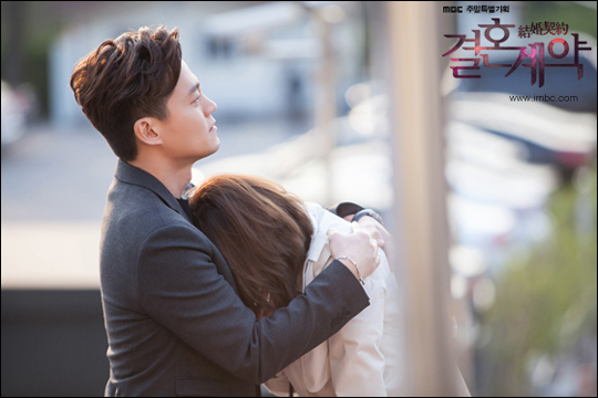 이서진 유이 주연의 MBC '결혼계약'은 뻔한 이야기인데도 시청률 20%를 웃돌며 사랑받았다.ⓒMBC