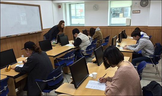 서울 영등포구 서남권글로벌센터에 위치한 서울온드림교육센터에서 중도입국청소년들이 한국어 수업을 받고 있다. ⓒ서울온드림교육센터