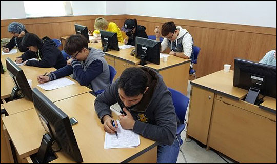서울 영등포구 서남권글로벌센터에 위치한 서울온드림교육센터에서 중도입국청소년들이 한국어 수업에 열중하고 있다. ⓒ서울온드림교육센터