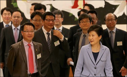 박근혜 대통령이 26일 낮 청와대에서 중앙언론사 편집·보도국장 오찬 간담회에 편집·보도국장들과 함께 참석하고 있다.ⓒ연합뉴스