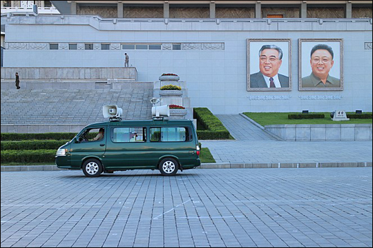 '태양 아래'를 만든 비탈리 만스키 감독은 "북한에 살지 않는 사람들이 누리는 자유와 삶이 얼마나 행운인 건지, 북한에서 반인륜적인 범죄가 아직도 일어나고 있다는 것을 보여주고 싶다"고 기획 의도를 밝혔다.ⓒ에이리스트엔터테인먼트