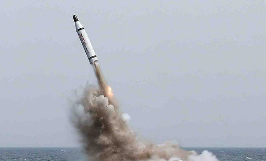 중거리 탄도미사일(IRBM) '무수단' 발사에 연거푸 실패한 북한이 또다시 미사일 발사 시험을 강행할 가능성이 있다는 분석이 제기됐다. 사진은 지난해 5월 북한이 전략잠수함에서 탄도탄 수중시험발사라며 보도한 장면.(자료사진) ⓒ연합뉴스