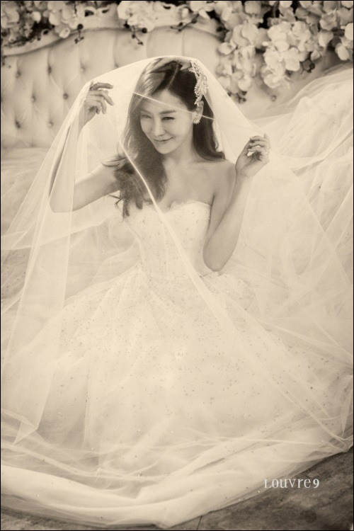 29일 결혼한 배우 김정은의 웨딩화보가 공개됐다.심엔터테인먼트 공식 SNS 캡처