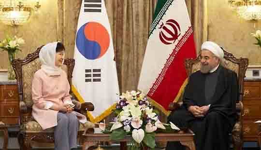 박근혜 대통령과 하산 로하니 이란 대통령이 2일이 오전(현지시간) 테헤란 사드아바드 좀후리궁에서 정상회담에 앞서 사전 환담을 하고 있다.ⓒ 연합뉴스