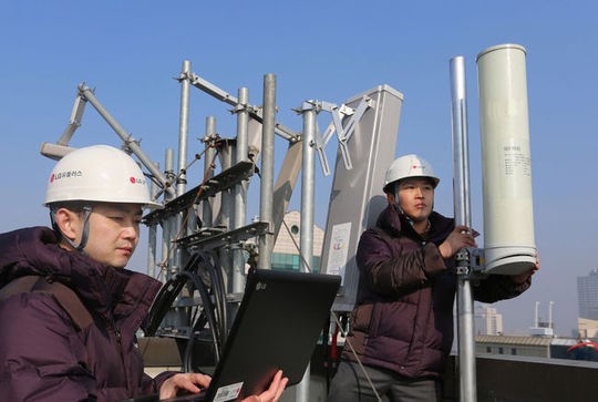LG유플러스 직원들이 5G 네트워크 환경을 위해 기지국을 구축하고 있다. ⓒ LGU+