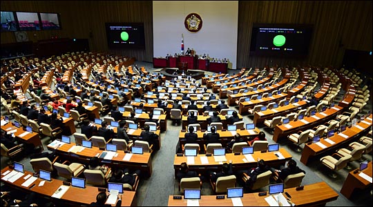 지난달 2일 국회에서 열린 본회의에서 더불어민주당 의원들의 퇴장 속에 테러방지법안에 대한 수정안이 가결 처리되고 있다.(자료사진) ⓒ데일리안 홍효식 기자