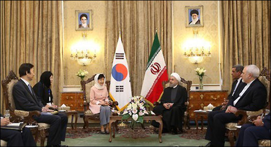 총선 후 3주 연속 하락하던 박근혜 대통령의 지지율이 반등한 것으로 조사됐다. 사진은 박근혜 대통령의 이란 방문 모습. (자료사진) ⓒ연합뉴스