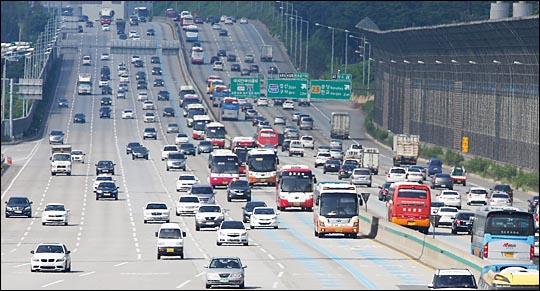6일 전국 고속도로는 나들이 차량으로 정체가 이어지고 있다.(자료사진)ⓒ데일리안