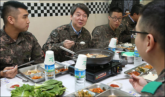 안철수 국민의당 상임공동대표가 12일 오전 경기도 연천의 전방부대를 방문해 장병들과 점심을 먹으며 대화를 나누고 있다. (자료사진) ⓒ사진공동취재단