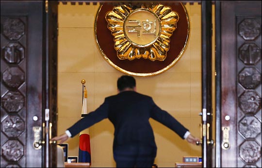 19일 오후 19대 국회 마지막 본회의가 끝난 뒤 의원들이 나간 뒤 국회 관계자가 본회의장 문을 닫고 있다. ⓒ데일리안 홍효식 기자