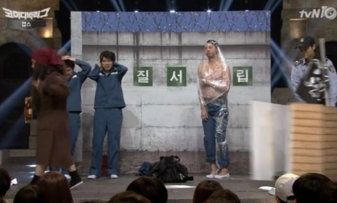개그맨 유상무가 '성폭행 의혹'과 관련해 잇단 진실게임에 휩싸이며 대중의 뭇매를 맞고 있다.tvN 코빅 캡처