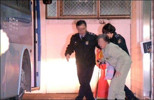 상주 '농약 사이다' 사건의 피고인 박 모씨가 지난해 12월 대구지법에서 열린 1심에서 무기징역을 선고받고 법정을 나서 호송차로 향하는 모습. ⓒ연합뉴스 