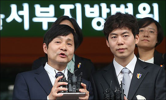 영화감독 김조광수(왼쪽)와 레인보우팩토리 대표 김승환 씨가 서대문구를 상대로 낸 불복소송에서 각하 결정을 받앗다.(자료사진) ⓒ연합뉴스