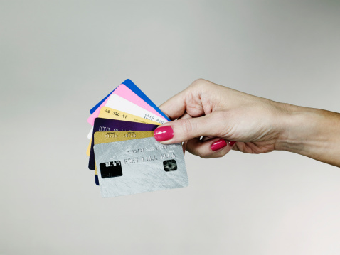 국제 카드사인 비자카드가 해외이용수수료를 인상하기로 하면서 카드사들의 자체 해외 브랜드 구축 논의가 활발하다. ⓒ게티이미지