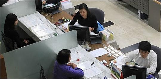 한 은행지점에서 예금주들이 상담을 하고 있는 모습.(자료사진) ⓒ연합뉴스