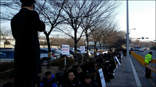 대한항공 조종사 새노조(KAPU) 조합원이 지난 1월 15일 서울 강서구 대한항공 본사 앞에서 회사의 임금협상 성실교섭을 요구하며 구호를 외치고 있다.(자료사진)ⓒ연합뉴스 