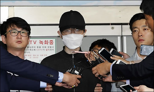 강남역 화장실 살인사건 범인 김모 씨가 26일 오전 검찰로 송치되기 위해 서울 서초경찰서를 나서며 기자들의 질문에 답변하고 있다. ⓒ연합뉴스