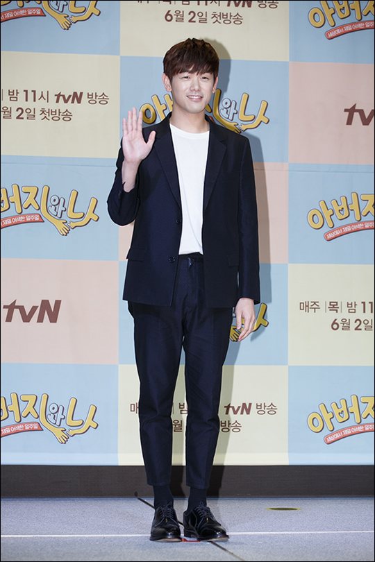 가수 에릭남이 tvN 새 예능 '아버지와 나'에 아버지와 함께 출연한 소감을 밝혔다. ⓒtvN