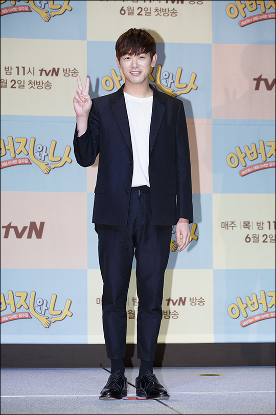 tvN 새 예능 '아버지와 나'에 출연하는 에릭남이 '1가구 1에릭남'이라는 수식어에 대한 아버지 반응을 공개했다.ⓒtvN