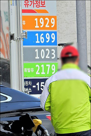 국내 휘발유 가격이 올해 1월 6일 이후 7년만에 ℓ당 전국 평균 가격이 1천300원대로 하락했다가 24일 1천400원대를 회복했다. 한국석유공사에 따르면 이날 휘발유의 평균 판매가격은 전날보다 2.73원 오른 ℓ당 1천402.59원으로 집계됐다. 이는 전국 주유소에서 판매하는 휘발유 가격을 평균 낸 것이다. 사진은 서울 종로구 한 주요소에서 한 차량에 1천900원대 휘발유를 주유하고 있다. ⓒ연합뉴스