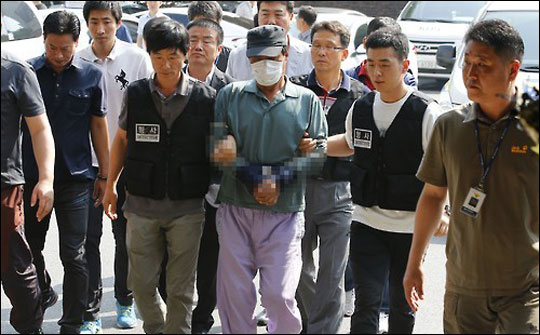 수락산 등산객 살인사건 용의자 김모 씨(61)가 조사를 받기 위해 30일 오전 서울 노원경찰서로 이송되고 있다. ⓒ연합뉴스