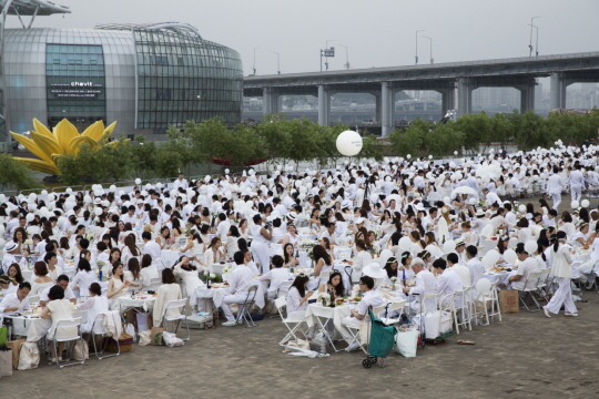 지난 11일 서울 반포한강공원에서 개최된 디네앙블랑 서울 파티에서 흰색 옷을 입은 참석자들이 파티를 즐기고 있다.ⓒ디네앙블랑코리아