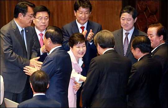 박근혜 대통령이 13일 오전 서울 여의도 국회에서 열린 제20대 국회 개원식에서 연설을 마친 뒤 새누리당 의원들과 인사를 나누며 본회의장을 나가고 있다. ⓒ데일리안 홍효식 기자