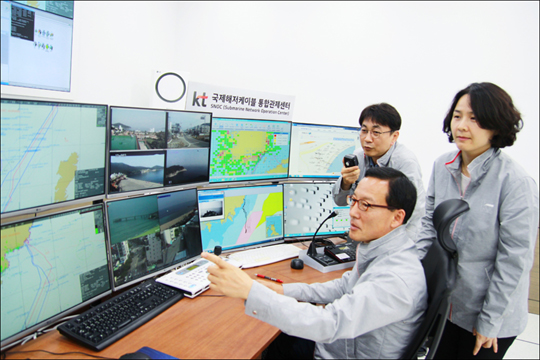 KT는 부산 송정에 세계 최대의 해저통신망을 운용, 관제하는 ‘국제해저케이블 통합관제센터(SNOC)'를 개소했다고 16일 밝혔다.ⓒKT