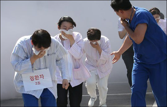 5월 19일 오후 서울 광진구 건국대학교병원에서 열린 '2016 재난대응 안전한국훈련'에서 훈련 참가자들이 화재발생 상황을 가정해 대피를 하고 있다. ⓒ연합뉴스