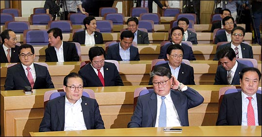 새누리당 친박계 초,재선 의원들이 20일 오후 국회 의원회관에서 유승민 의원 복당사태와 관련한 모임을 진행하고 있다. ⓒ데일리안 박항구 기자
