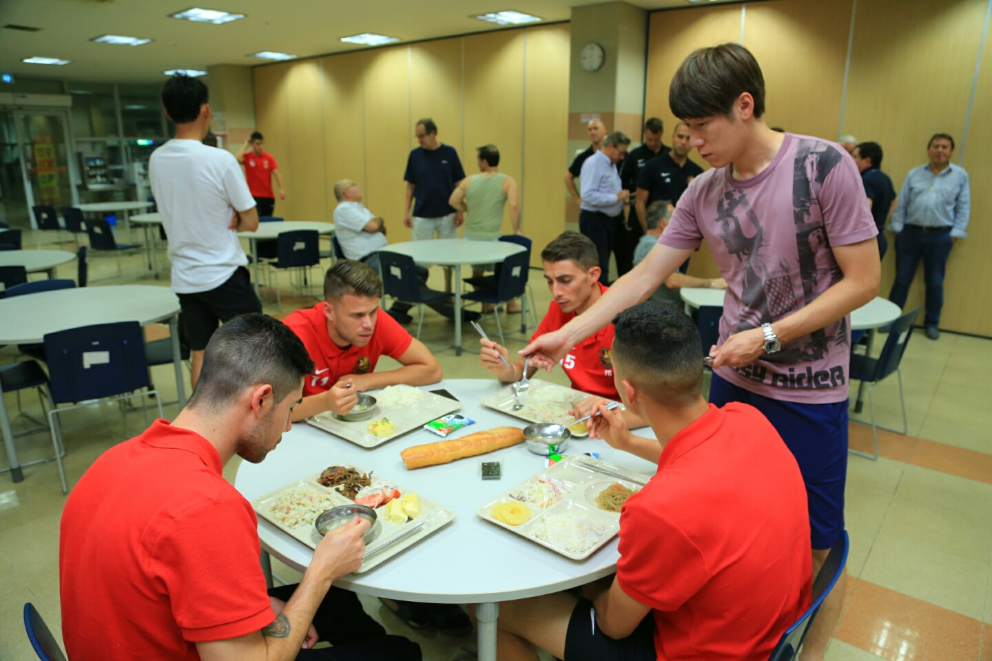 AFC 투비즈 선수단은 식사를 통해 처음으로 한국 문화를 접했다.ⓒ청스컴퍼니