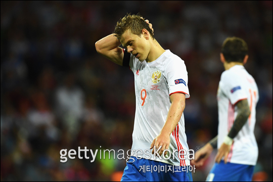 웨일스와의 조별리그 최종전에서 0-3으로 패한 뒤 실망하는 러시아 선수들. ⓒ 게티이미지