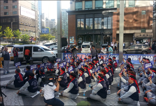 삼성중공업 노동자협의회 구성원들이 29일 서울 서초동 삼성 서초사옥 앞에서 구조조정 중단을 요구하는 시위를 벌이고 있다.ⓒ데일리안