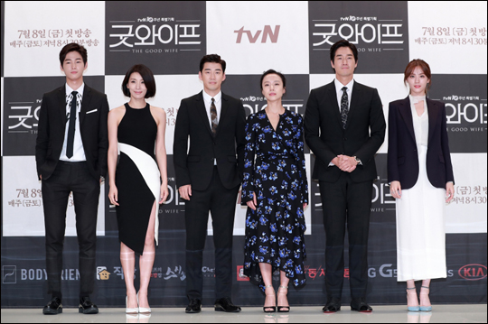 tvN '굿 와이프'를 통해 안방에 복귀한 전도연은 "이야기에 끌려 작품을 선택했다"고 밝혔다.ⓒtvN
