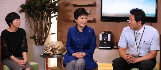 박근혜 대통령이 29일 영종도 인천공항 시간선택제 일자리 우수기업인 (주)에어코리아를 방문, 직원들과 대화하고 있다. ⓒ연합뉴스