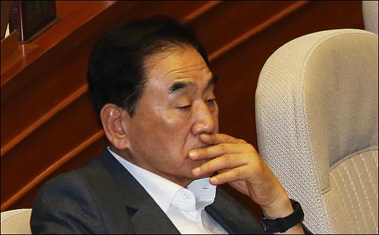 이재오 전 의원이 지난달 19일 열린 19대 국회 마지막 본회의에서 얼굴을 만지며 생각에 잠겨있다. ⓒ데일리안 홍효식 기자
