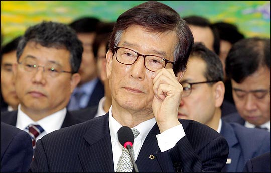 이동걸 한국산업은행 회장이 30일 열린 국회 기획재정위원회 전체회의에서 의원들의 질의를 들으며 안경을 만지고 있다. ⓒ데일리안 박항구 기자