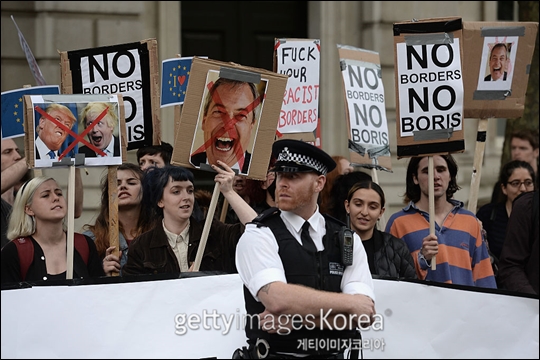 지난 24일(현지시각) 브렉시트가 확정된 가운데, 반대파들이 다우닝 스트리트에서 브렉시트를 주도한 보리스 존슨 런던시장에 대한 반대 시위를 벌이고 있다. ⓒ게티이미지코리아 