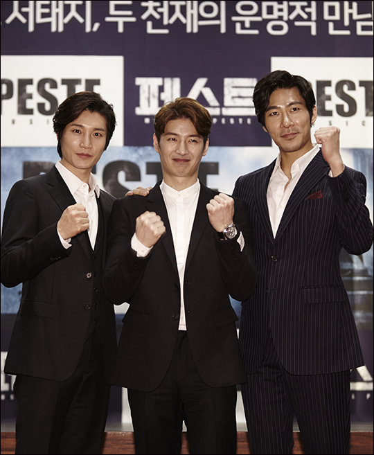 배우 김다현(왼쪽부터), 손호영, 박은석이 뮤지컬 '페스트' 제작발표회에서 포토타임을 갖고 있다. ⓒ 스포트라이트