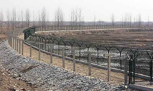 압록강 일대 북중접경지역에 지난 2011년 설치된 철조망 모습. ⓒ연합뉴스