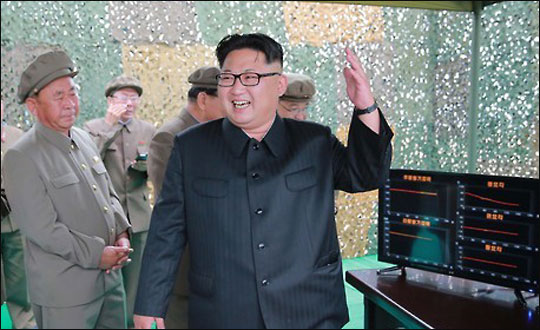'중장거리 전략탄도로케트 화성-10'(무수단 미사일)의 시험발사 성공후 기뻐하는 김정은 북한 노동당 위원장.ⓒ연합뉴스 