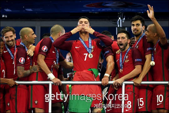 유로 2016 우승을 차지한 포르투갈 선수들이 기뻐하고 있다. ⓒ 게티이미지